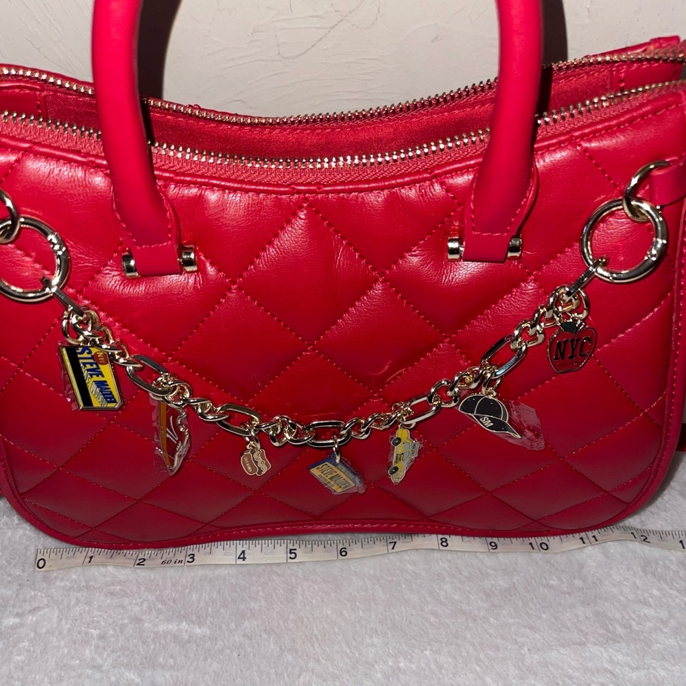 NWT Stunning Steve Madden Red Quilted Handbag w/ NYC theme charms & adj. strap - Picture 7 of 9
